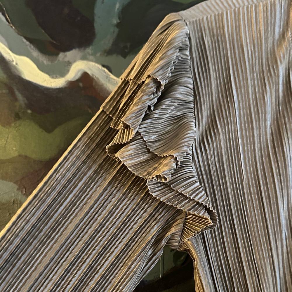 Zara Gold Ruffled V-Neck Blouse - Picture 4 of 4